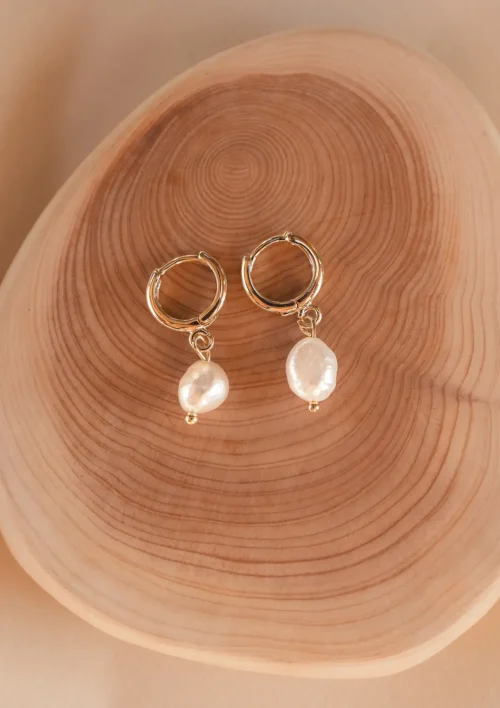 Boucles d'oreilles mini créoles perles d'eau douce. Alina, un bijou pour femme fait à la main par DENADDA.