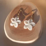 Boucles d'oreilles nacre, fleur. Laiton plaqué or 14K. Bijou fait main par DENADDA