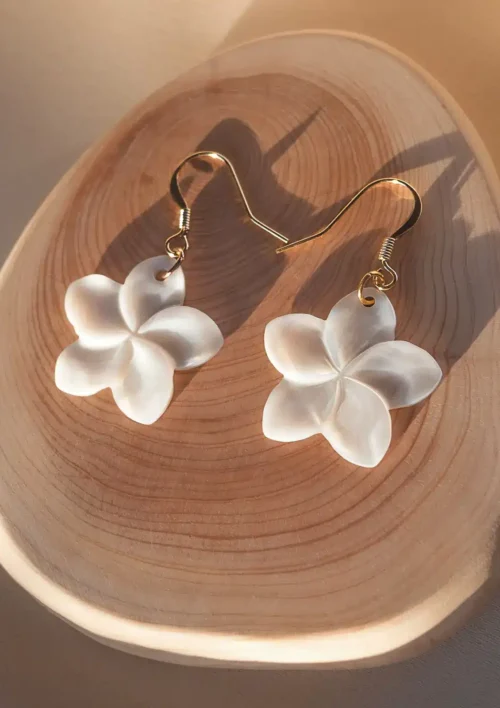 Boucles d'oreilles nacre, fleur. Laiton plaqué or 14K. Bijou fait main par DENADDA