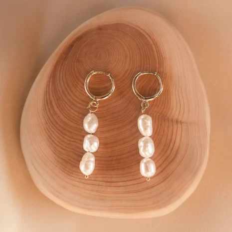 Boucles d'oreilles pendantes perles d'eau douce, Aura un bijou pour femme fait à la main par DENADDA.