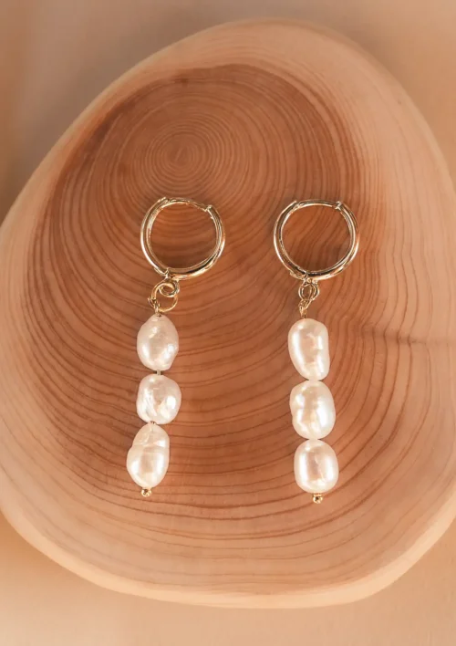 Boucles d'oreilles pendantes perles d'eau douce, Aura un bijou pour femme fait à la main par DENADDA.