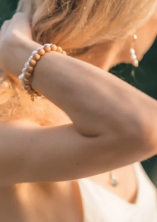 Bracelet perles d'eau douce - Ondine Une femme porte un bracelet en perles d'eau douce. Ondine est un bijou fait main par DENADDA.