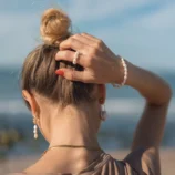 Bracelet en perles d'eau douce porté par une femme. Ondine un bijou fait main par DENADDA.