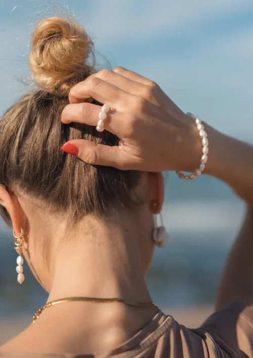 Bracelet perles d'eau douce - Ondine Bracelet en perles d'eau douce porté par une femme. Ondine un bijou fait main par DENADDA.
