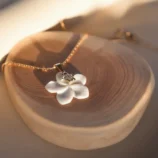 Collier doré avec un pendentif en fleur de nacre. Bijou plaqué or 18K pour femme fait main par DENADDA.