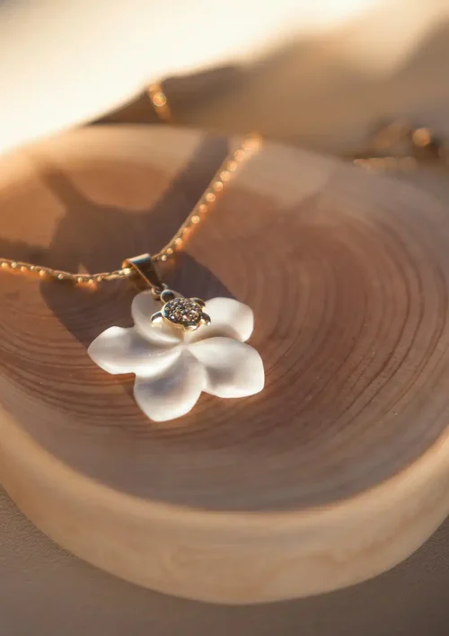 Collier doré avec un pendentif en fleur de nacre. Bijou plaqué or 18K pour femme fait main par DENADDA.