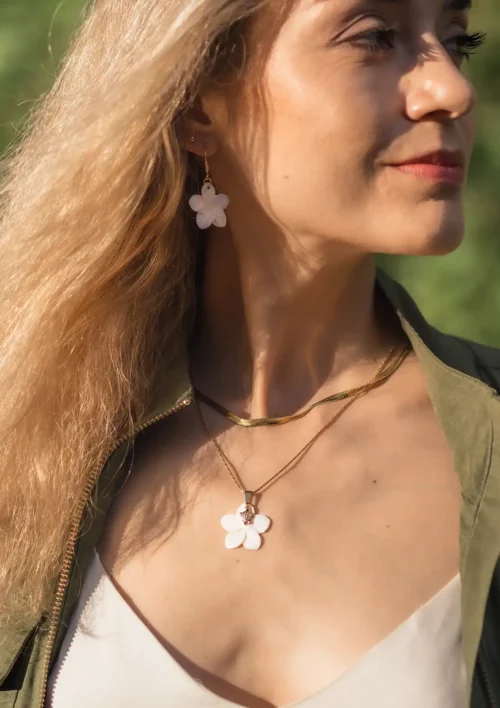 Collier doré - Pendentif Fleur de Nacre Collier fleur de Nacre bijou pour femme. Fait main par DENADDA.