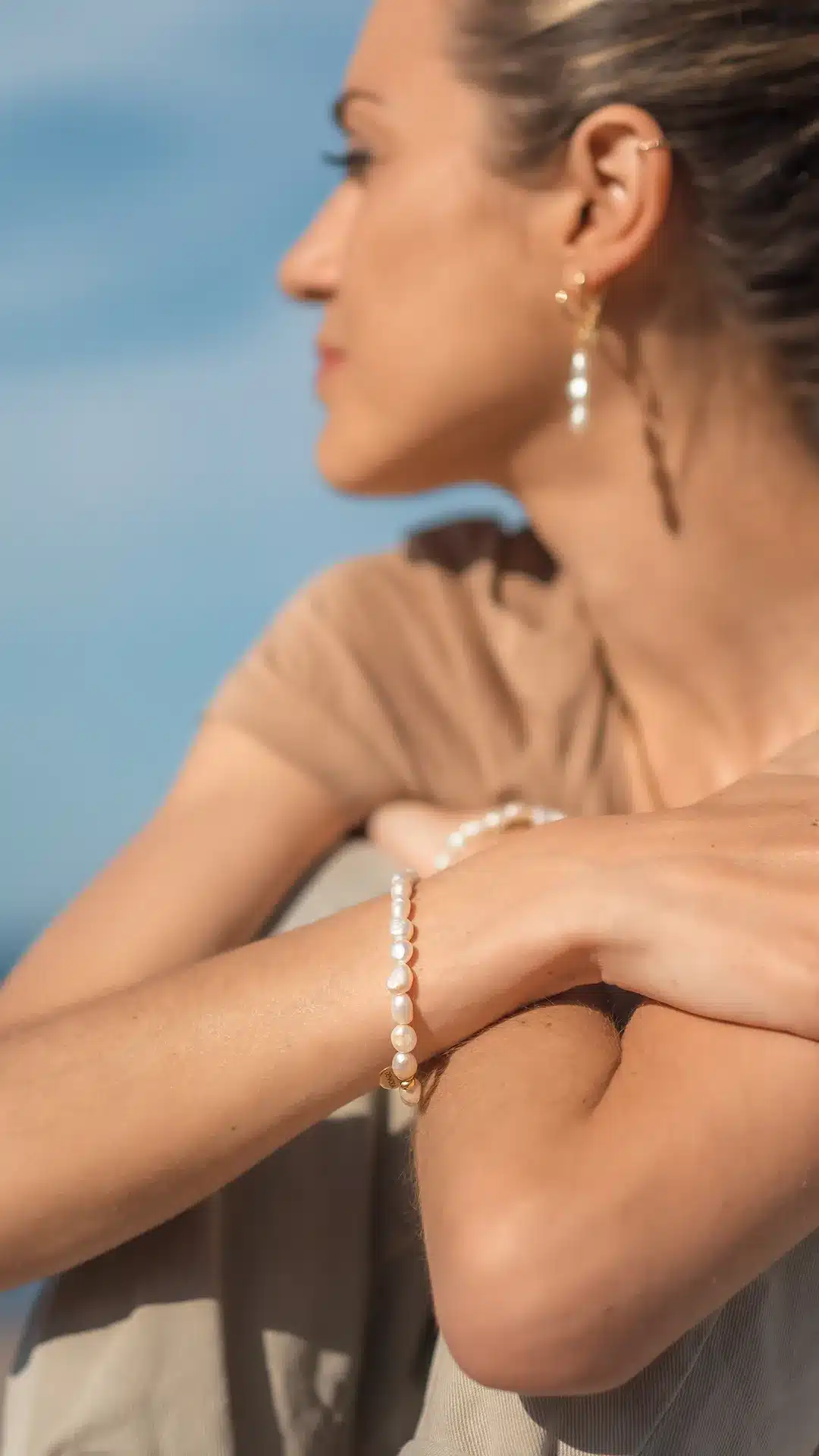 Elma raconte l'histoire du bijou Ondine, un bracelet en perle d'eau douce pour les femmes. Un bijou fait main par DENADDA.