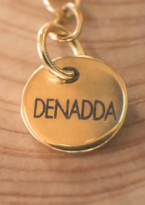 Médaillon des bijoux de DENADDA Médaillon sur les bijoux de la marque DENADDA.
