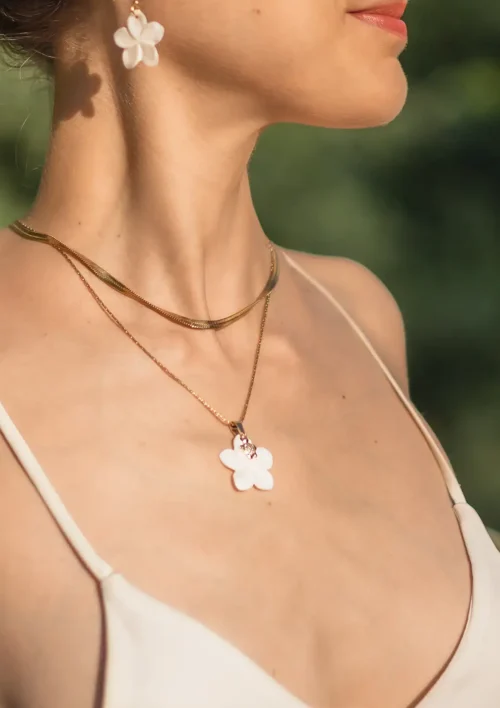Parure - Collier doré avec Pendentif Fleur de Nacre et ses boucles d'oreilles Parure collier doré pendentif fleur de nacre et boucle d'oreille fleur de nacre. Bijoux faits main par DENADDA.