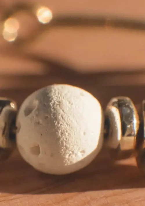 Vertus de la pierre de lave blanche Pierre de lave vertus. Boucle d'oreille en pierre de lave blanche, un bijou de DENADDA.