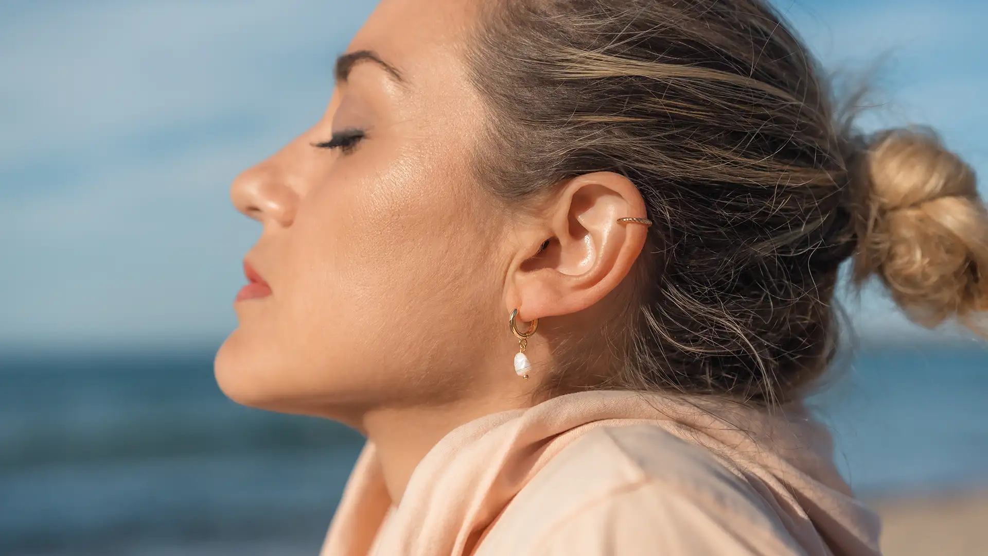 Femme portent des bijoux. Le reflet spirituel du coeur d'une femme. DENADDA