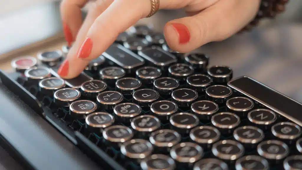 Elma écrit un article de blog pour DENADDA sur sa machine à écrire QWERKYWRITER.