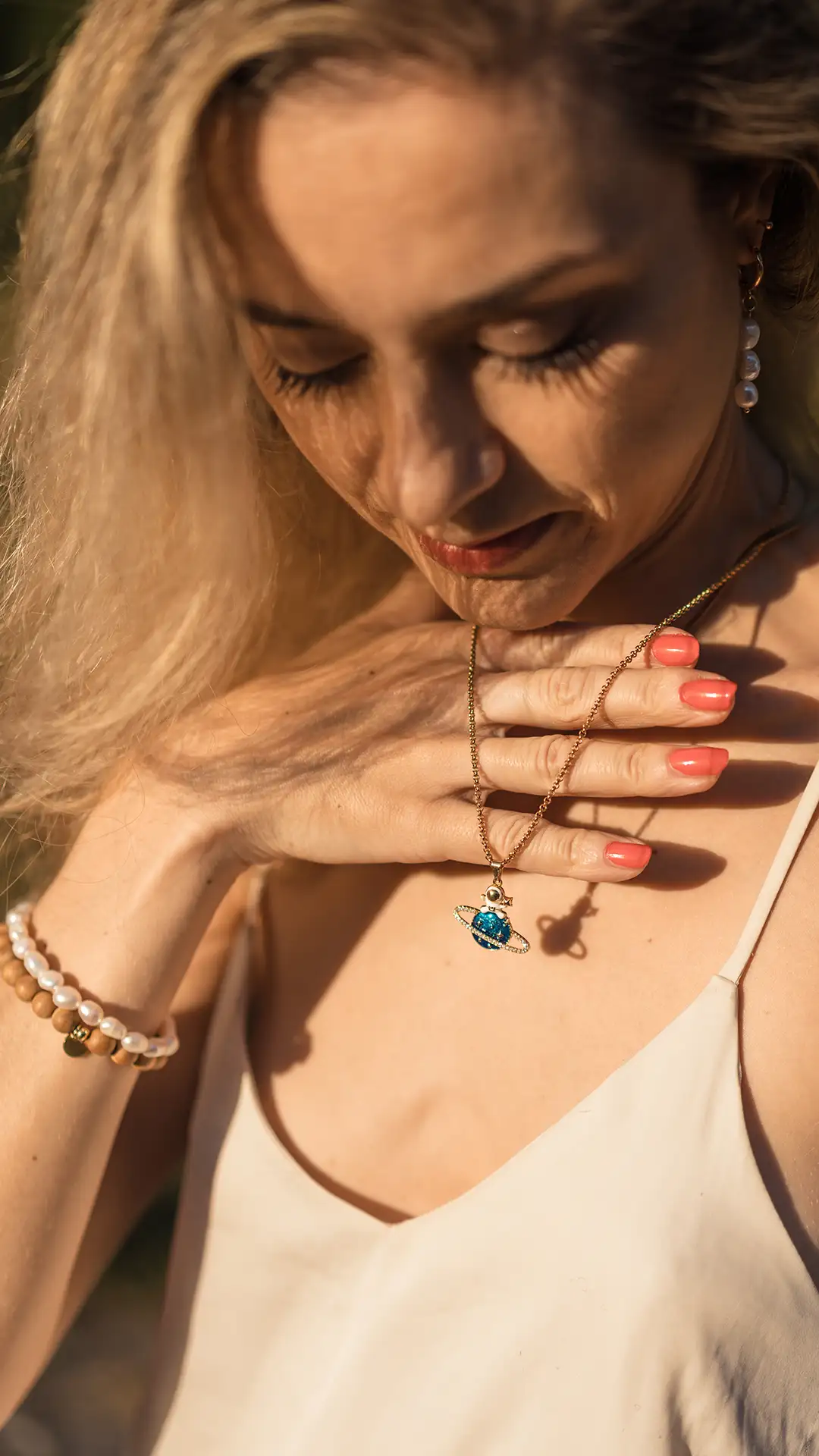 Elma dévoile la magie cachée des bijoux. Un collier et des bracelets faits main par DENADDA