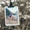 Illustration personnalisée d'une famille de 2 personnes et 1 enfant sur un fond illustré à coté d'un lac à la montagne. Une affiche personnalisée par Denadda.