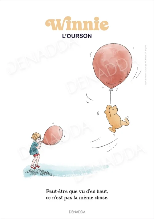 Affiche Winnie l'ourson qui s'envole Affiche de Winnie l'ourson qui s'envole avec un ballon rouge a ses cotés Jean-Christophe souffle dans un autre ballon rouge. Une illustration de Denadda inspirée par A.A. Milne & E.H. Shepard.