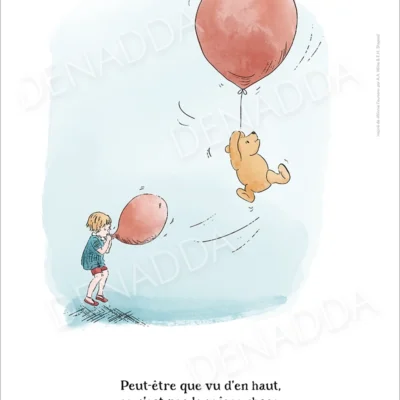 Illustration de Winnie l'ourson qui s'envole avec un ballon rouge a ses cotés Jean-Christophe souffle dans un autre ballon rouge. Une affiche de Denadda inspirée par A.A. Milne & E.H. Shepard.