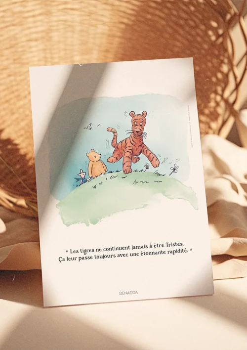 Poster Tigrou - Les tigres rebondissent toujours Poster Tigrou avec citation de Winnie l'ourson. Une illustration de Denadda inspirée par A.A. Milne & E.H. Shepard.