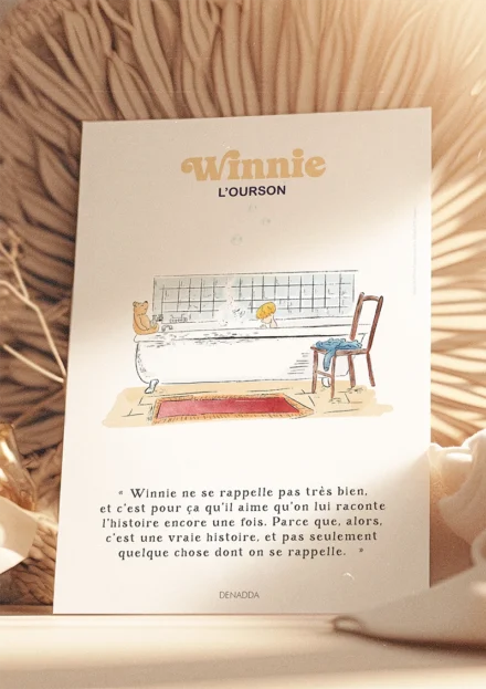Poster Winnie l'ourson dans la salle de bain. Une illustration de Denadda inspirée par A.A. Milne & E.H. Shepard.