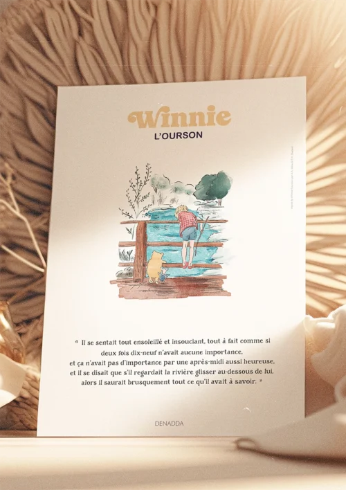 Poster Winnie l'ourson - Le pont et la rivière Poster Winnie l'ourson, le pont et la rivière. Une illustration de Denadda inspirée par A.A. Milne & E.H. Shepard.