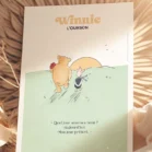 Poster Winnie l'ourson et Porcinet, au coucher du soleil. Une illustration de Denadda inspirée par A.A. Milne & E.H. Shepard.