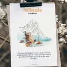 Poster Winnie l'ourson devant sa maison. Une illustration de Denadda inspirée par A.A. Milne & E.H. Shepard.