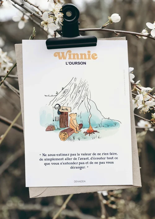 Poster Winnie l'ourson devant sa maison Poster Winnie l'ourson devant sa maison. Une illustration de Denadda inspirée par A.A. Milne & E.H. Shepard.