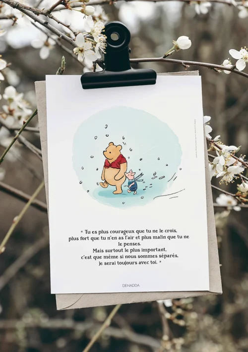 Poster Winnie l'ourson et Porcinet sous la neige Poster Winnie l'ourson et Porcinet sous la neige. Une illustration de Denadda inspirée par A.A. Milne & E.H. Shepard.