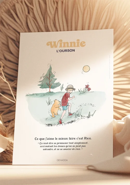 Poster Winnie l'ourson - Promenade dans la forêt des rêves bleus Poster Winnie l'ourson et Jean Christophe, promenade dans la forêt des rêves bleus. Une illustration de Denadda inspirée par A.A. Milne & E.H. Shepard.