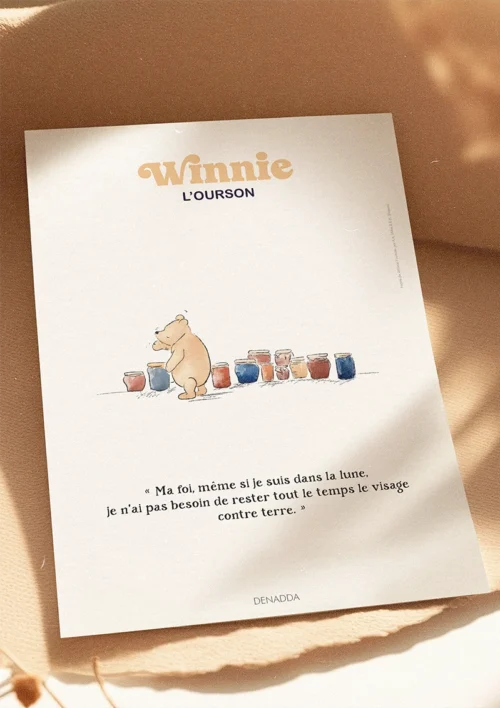 Poster Winnie l'ourson et ses pots de miel Poster Winnie l'ourson et ses pots de miel. Une illustration de Denadda inspirée par A.A. Milne & E.H. Shepard.