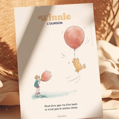 Poster de Winnie l'ourson qui s'envole avec un ballon rouge a ses cotés Jean-Christophe souffle dans un autre ballon rouge. Une illustration de Denadda inspirée par A.A. Milne & E.H. Shepard.