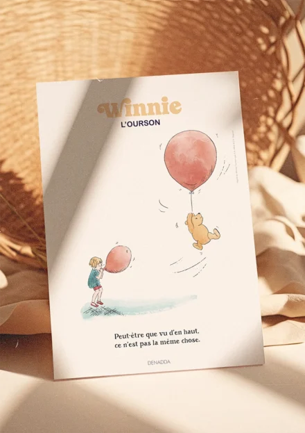 Poster de Winnie l'ourson qui s'envole avec un ballon rouge a ses cotés Jean-Christophe souffle dans un autre ballon rouge. Une illustration de Denadda inspirée par A.A. Milne & E.H. Shepard.