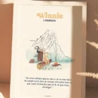 Tableau Winnie l'ourson devant sa maison. Une illustration de Denadda inspirée par A.A. Milne & E.H. Shepard.
