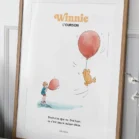Tableau de Winnie l'ourson qui s'envole avec un ballon rouge a ses cotés Jean-Christophe souffle dans un autre ballon rouge. Une illustration de Denadda inspirée par A.A. Milne & E.H. Shepard.