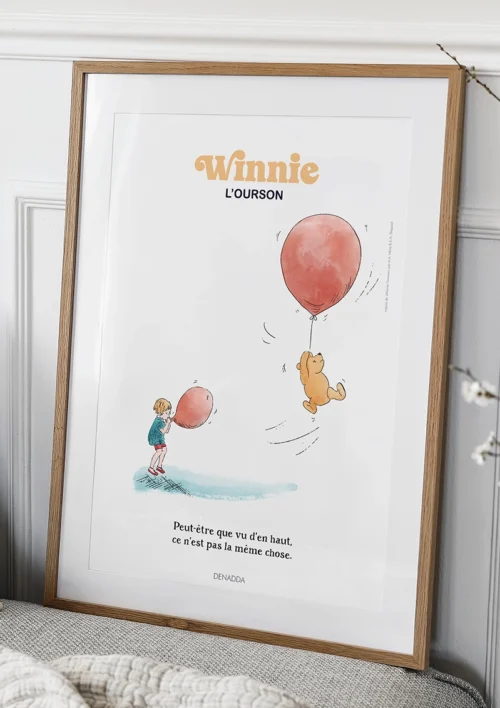 Tableau Winnie l'ourson qui s'envole Tableau de Winnie l'ourson qui s'envole avec un ballon rouge a ses cotés Jean-Christophe souffle dans un autre ballon rouge. Une illustration de Denadda inspirée par A.A. Milne & E.H. Shepard.