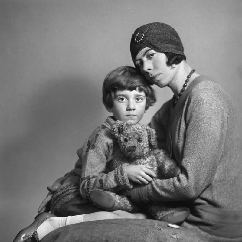 Photo de Christopher Robin Milne et de sa maman Dorothy Milne (Daphne).