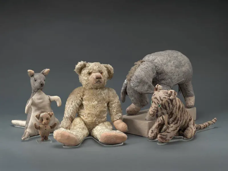 Photo des peluches originales de Christopher Robin qui ont inspirés Winnie The Pooh.