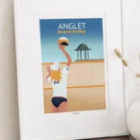 Cadre a4 Anglet beach volley. Une femme blonde joue au beach-volley à coté de la plage Les Sables d'Or au Pays Basque. Illustration de Denadda