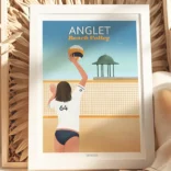 Cadre Anglet beach volley. Une femme brune joue au beach-volley à coté de la plage Les Sables d'Or au Pays Basque. Illustration de Denadda