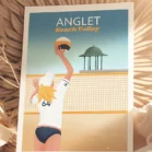 Poster Anglet beach volley. Une femme blonde joue au beach-volley à coté de la plage Les Sables d'Or au Pays Basque. Illustration de Denadda