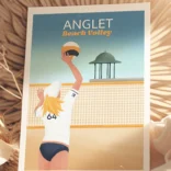 Poster Anglet beach volley. Une femme blonde joue au beach-volley à coté de la plage Les Sables d'Or au Pays Basque. Illustration de Denadda