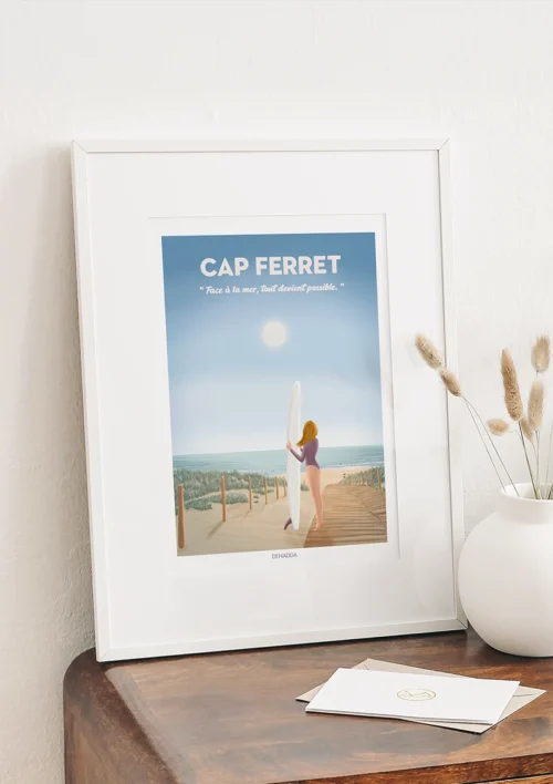 Cadre Cap Ferret "Personnalisé avec une citation" Cadre Cap Ferret personnalisé avec une citation : " Face à la mer, tout devient possible. " Une surfeuse en maillot de bain regarde vers l'horizon en direction d'une plage au Cap Ferret. Denadda