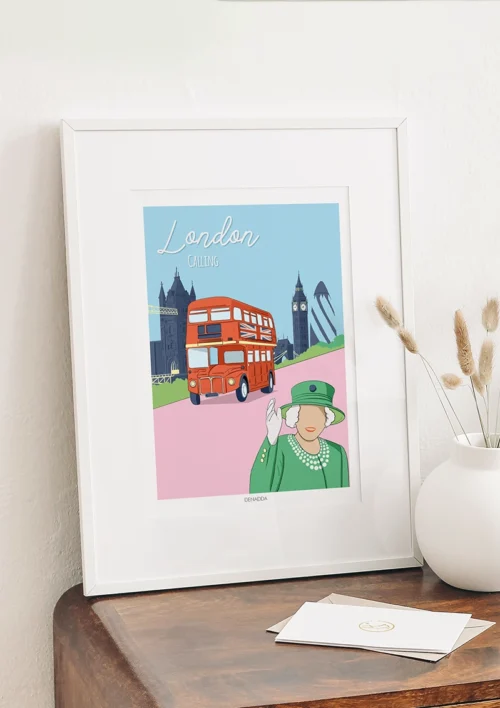 Cadre Londres minimaliste "London Calling" Cadre Londres minimaliste "London Calling". Bus anglais rouge avec la reine d'Angleterre, et des monuments comme : le Big Ben, 30 St Mary Axe - Gherkin et le Le Tower Bridge. Denadda