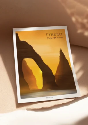 Affiche Etretat, l'Aiguille Creuse de Normandie. Illustration dessinée par Denadda