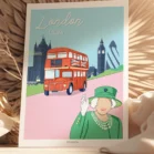 Poster Londres minimaliste London Calling. Bus anglais rouge avec la reine d'Angleterre, et des monuments tel que le Big Ben, 30 St Mary Axe - Gherkin et le Le Tower Bridge. Un dessin de Denadda