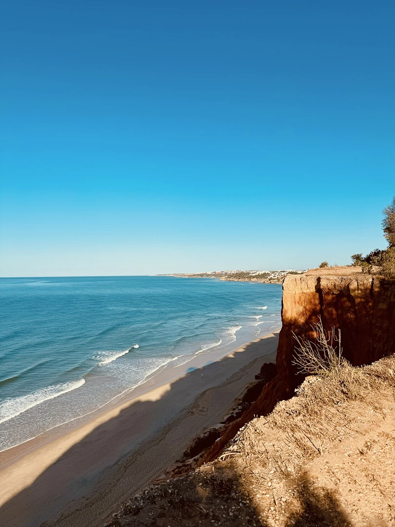 Praia da Falésia - Plage au Portugal Praia da Falésia, plage au Portugal avec ses falaises ocres. Un spot de surf qui a inspiré Denadda pour une affiche surf personnalisée.