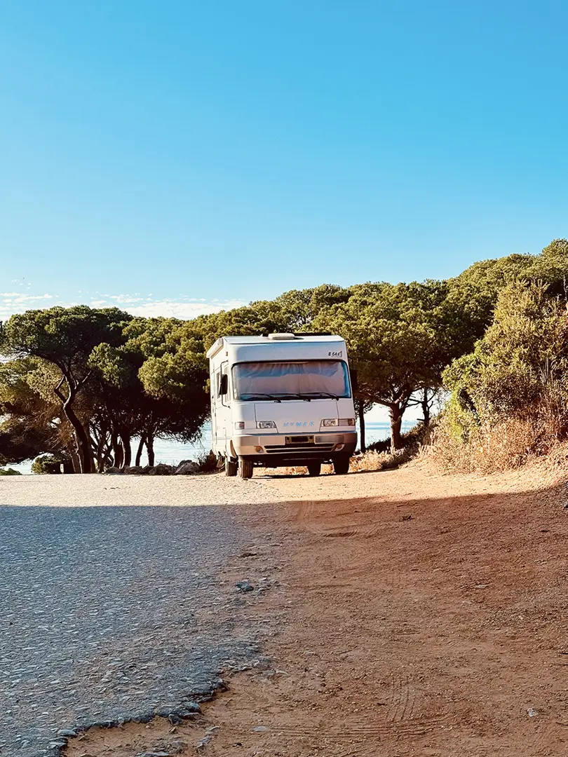 Road trip Portugal avec Denadda Road trip au Portugal à Praia da Falésia avec le van Denadda. Un spot de surf