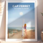 Tableau d'une plage du Cap Ferret à personnaliser avec du texte. Une surfeuse en maillot de bain regarde vers l'horizon en direction de la plage. Une création de Denadda