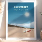 Tableau du Cap Ferret illustré avec la Plage du Truc Vert, 3 surfeurs sur la plage. Denadda