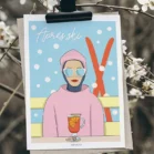 Affiche ski minimaliste Après-ski bleu et rose sous la neige – illustration Playful Denadda suspendue à une branche fleurie en extérieur en hiver, ambiance naturelle et poétique.